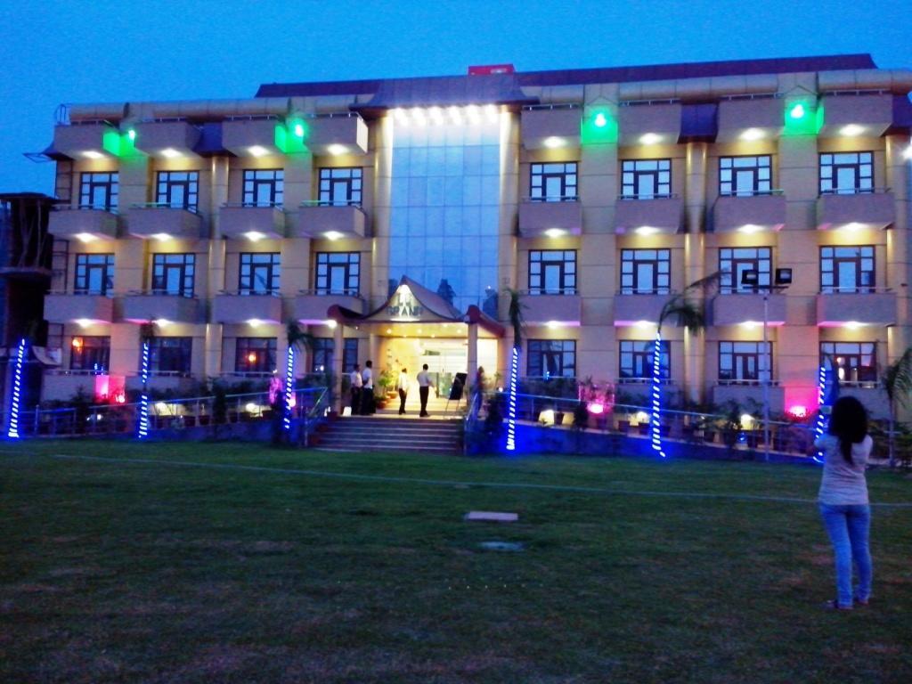 Le Grand Regency Hotel เกรทเตอร์นอยดา ภายนอก รูปภาพ